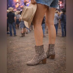 Steve Madden Reward🌟Star Print Bootie Boots Taupe Suede w/ Silver Glitter Stars